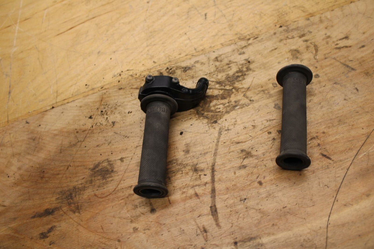 04-05 KAWASAKI NINJA ZX10R THROTTLE CABLE LINE HOUSING GUIDE GRIPS BB322