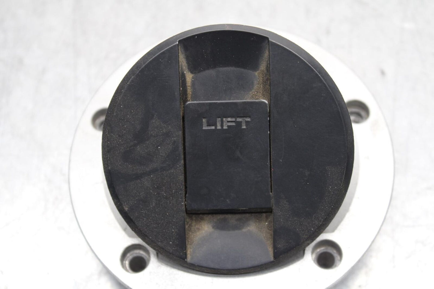 2006 to 2010 Suzuki GSXR600 FUEL TANK GAS CAP 44200-16850 BB582