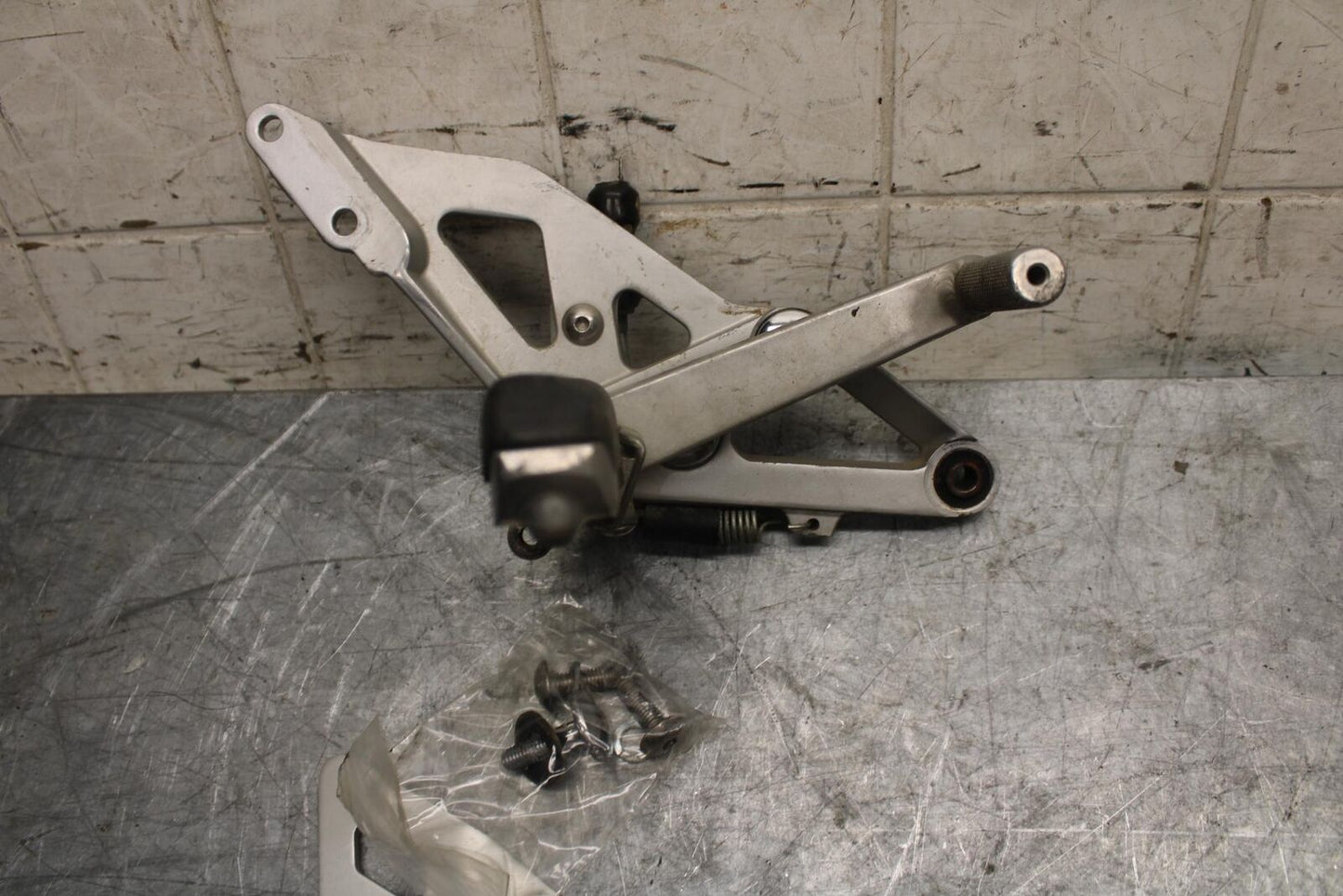 1993 Suzuki GSXR1100W RIGHT REARSET REAR SET DRIVER FOOT PEG BRACKET MOUNT BB46