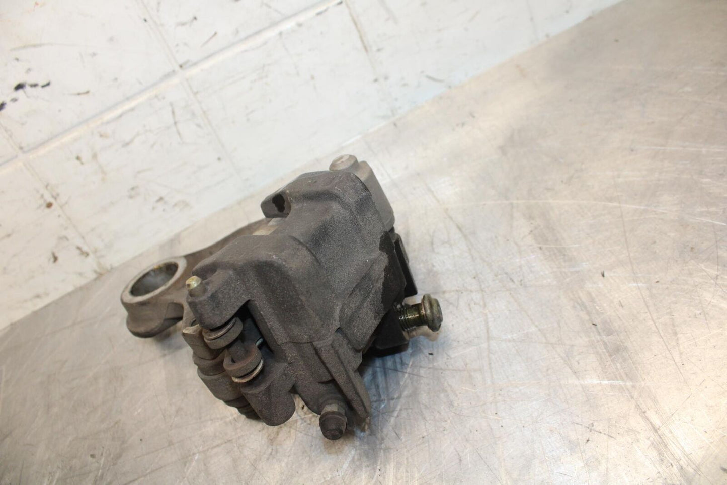 04-06 YAMAHA YZF R1 REAR BACK BRAKE CALIPER W MOUNT BRACKET BB491