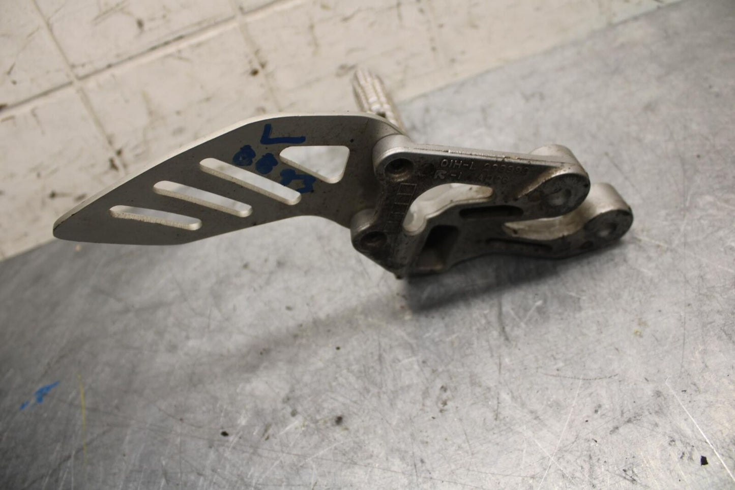 2006 Suzuki GSXR750 LEFT REARSET REAR SET DRIVER FOOT PEG REST STOP BB40