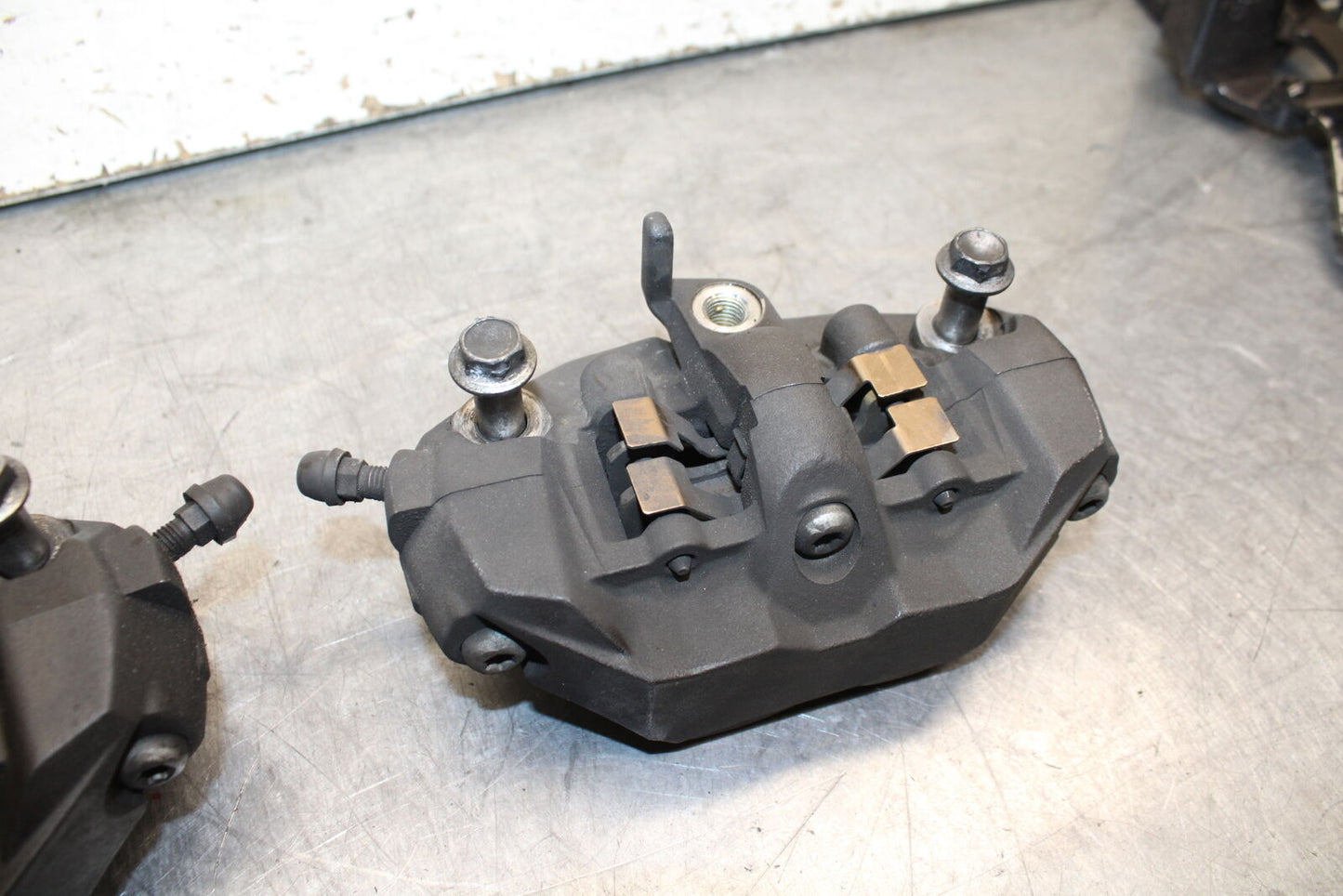 06-07 SUZUKI GSXR 600 RIGHT LEFT FRONT BRAKE CALIPER SET PAIR CALIPERS BB737