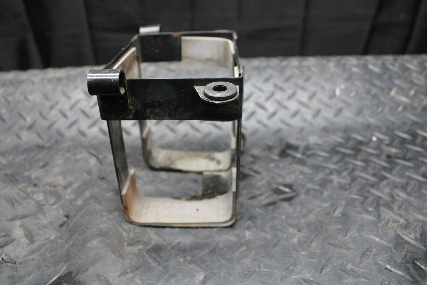 86 SUZUKI GS750ES BATTER TRAY BOX HOLDER BB233