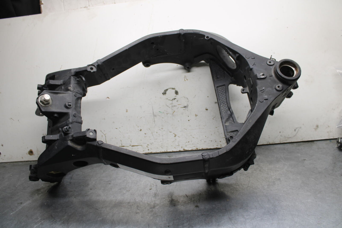 05-06 SUZUKI GSXR1000 FRAME CHASSIS BB677