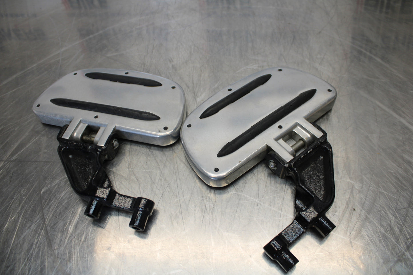 09 YAMAHA ROYAL STAR XVZ1300TF VENTURE REAR PASSENGER FOOT STEP PEG SET BB151