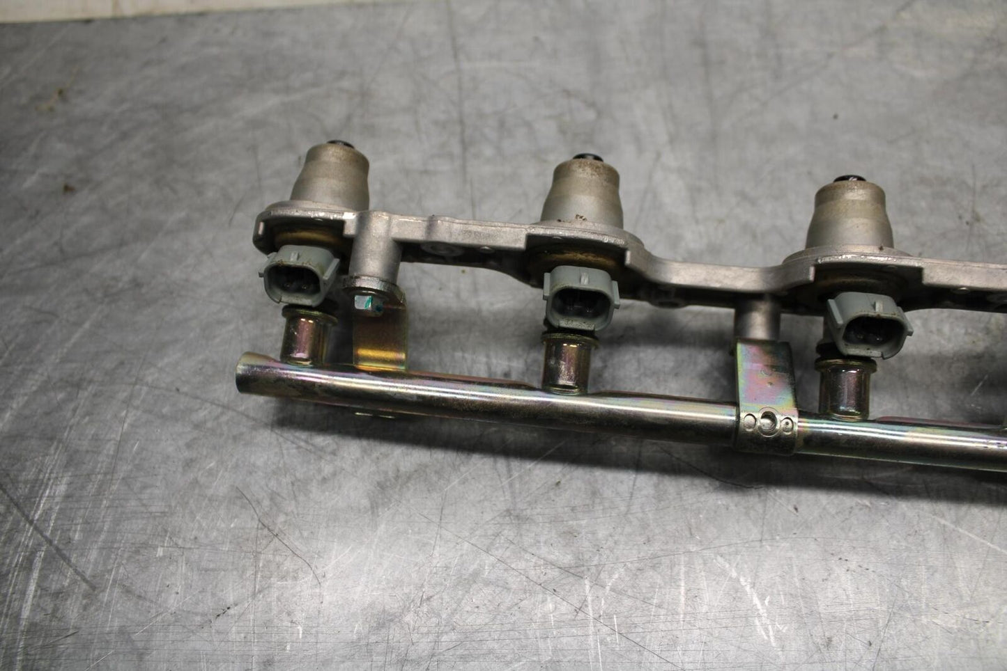 05-06 HONDA CBR600RR SECONDARY FUEL INJECTORS TOP AIRBOX GAS RAIL BB479