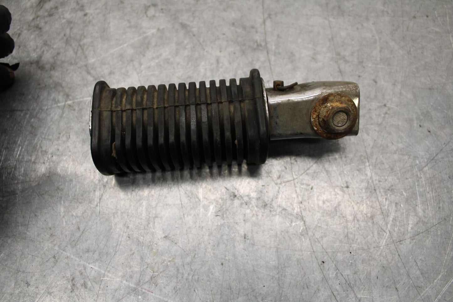 1982 Suzuki GS1100ES REAR BACK PASSENGER PEG SET PAIR BB55