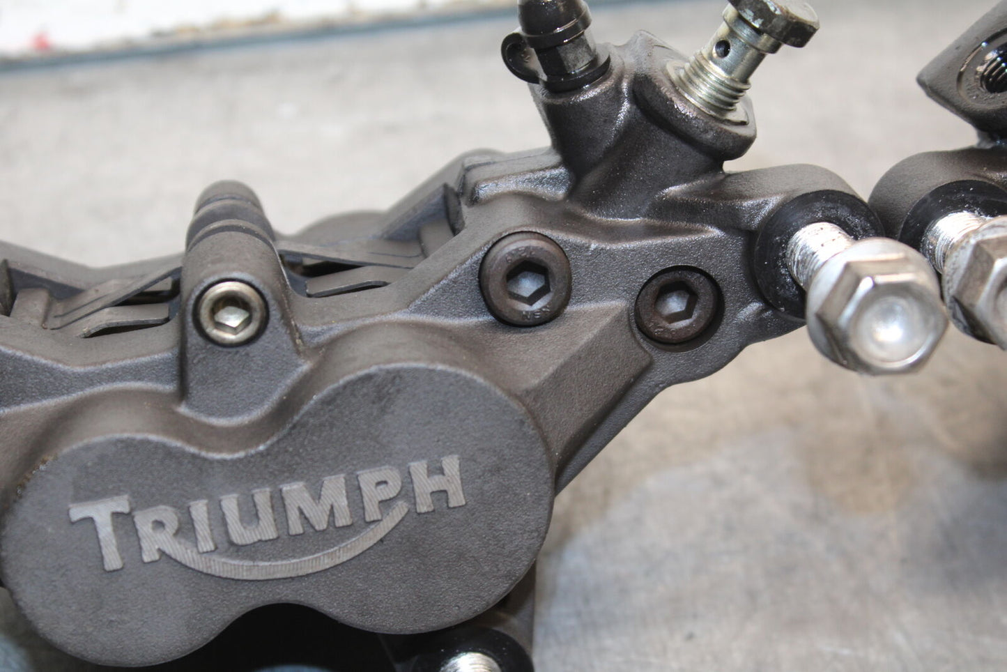 03-04 TRIUMPH DAYTONA 600 RIGHT LEFT FRONT BRAKE CALIPER SET PAIR CALIPERS BB745