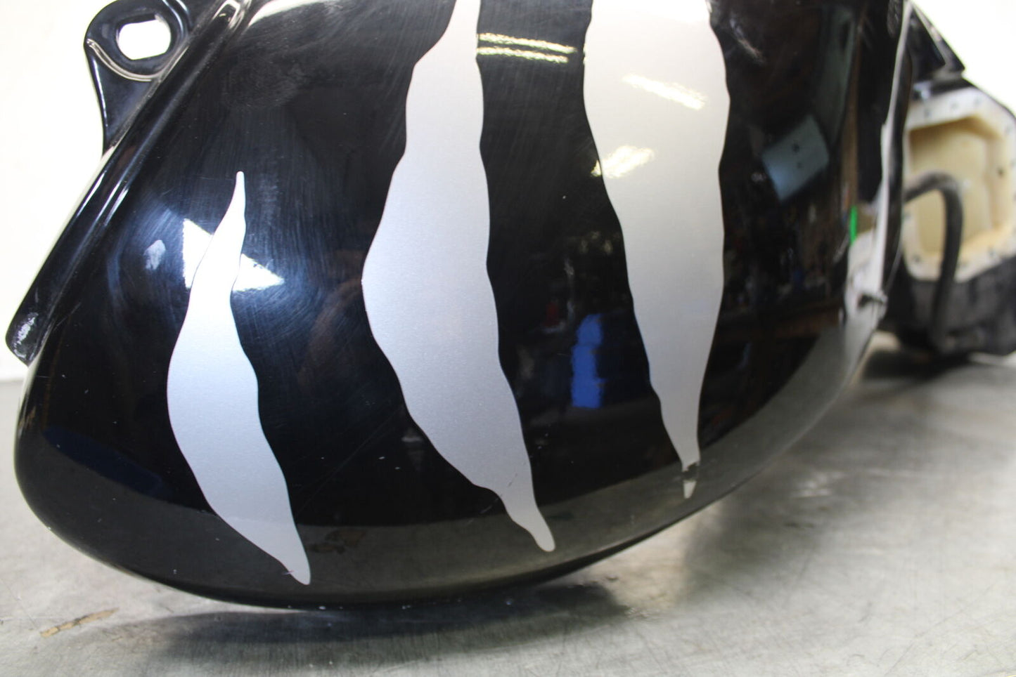 01-06 TRIUMPH TIGER 955I GAS TANK FUEL CELL PETROL RESERVOIR BB693