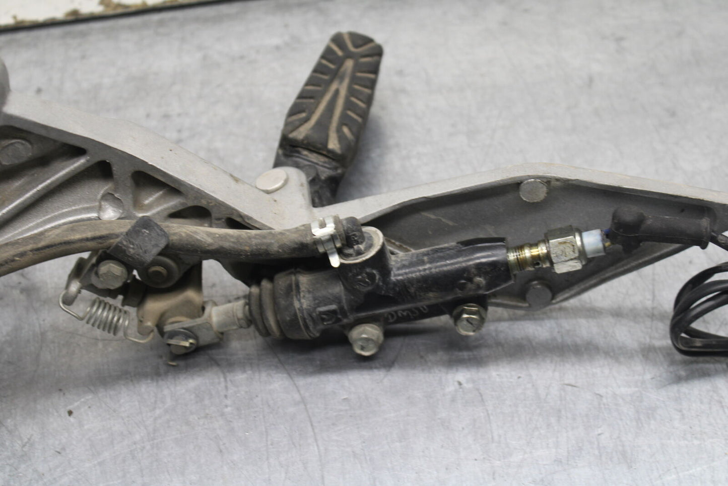 13-16 KTM 390 DUKE RIGHT REARSET REAR SET DRIVER FOOT PEG REST STOP BB748