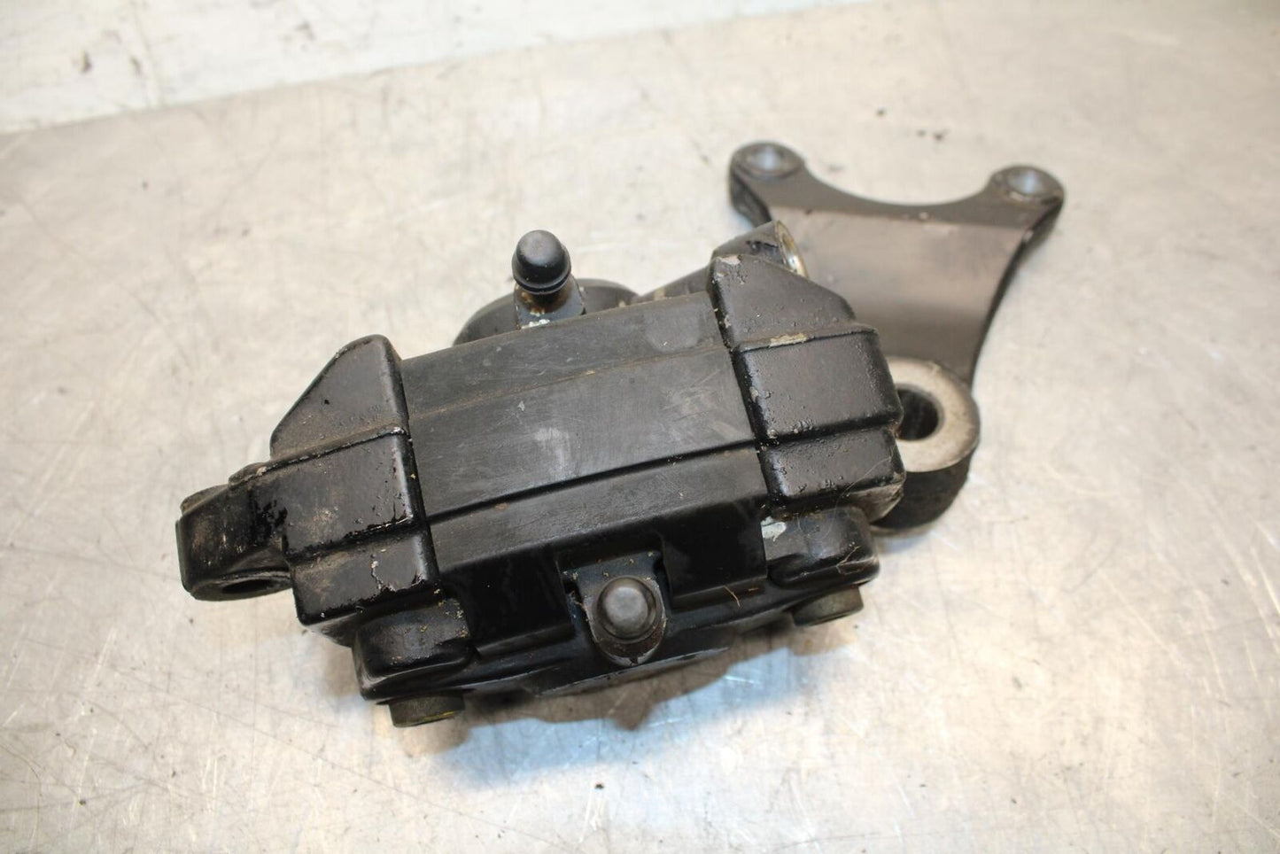 82-83 SUZUKI GS1100GL REAR BACK BRAKE CALIPER W MOUNT BRACKET BB30