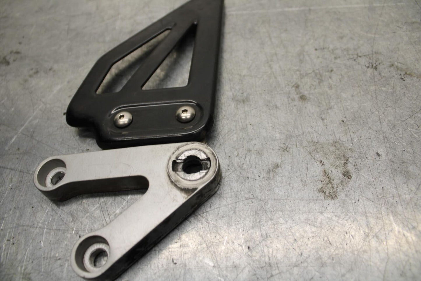2002 Suzuki GSXR1000 LEFT REARSET REAR SET DRIVER FOOT PEG BRACKET MOUNT BB73