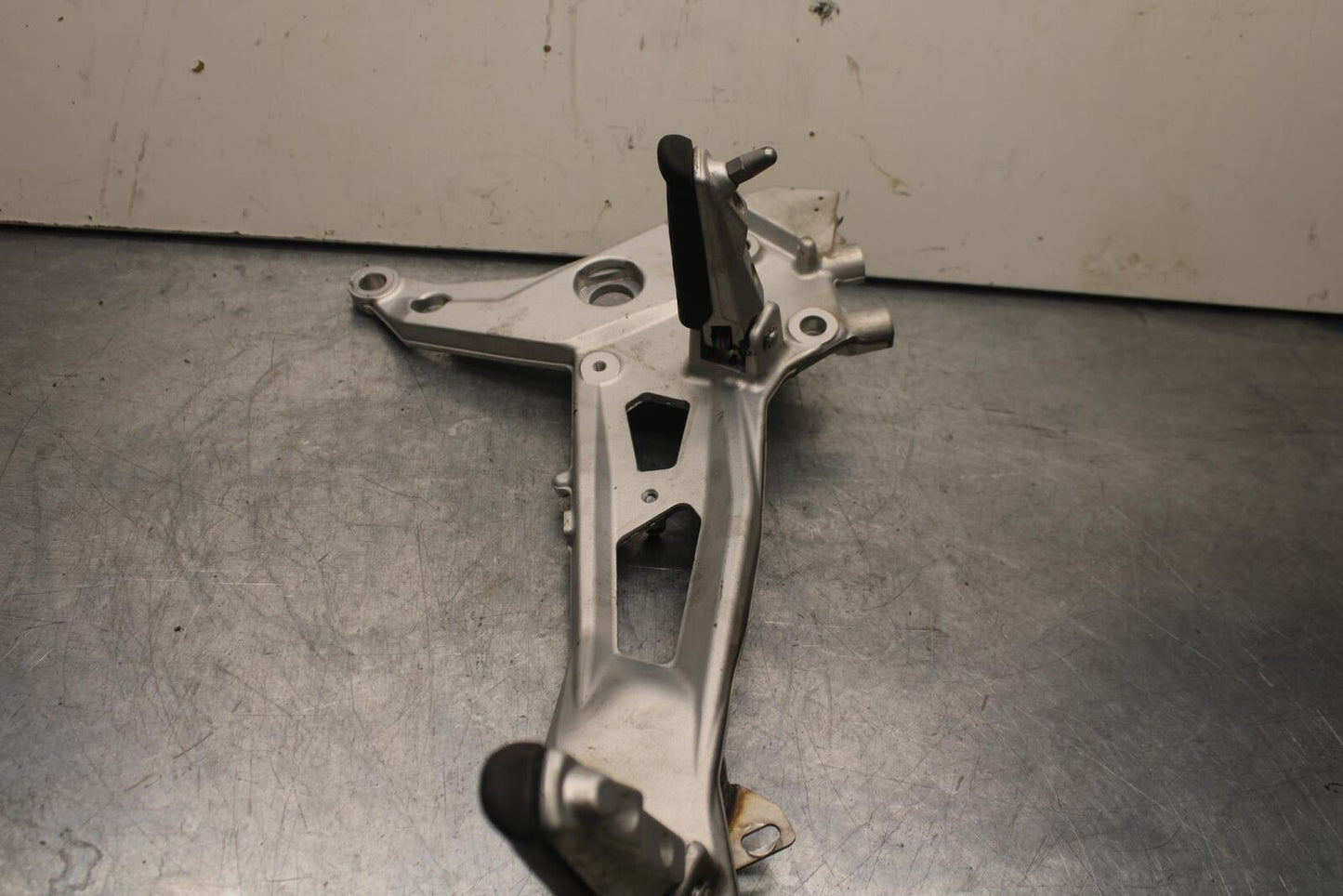 20-23 BMW F900R RIGHT REARSET REAR SET DRIVER FOOT PEG BRACKET BB603