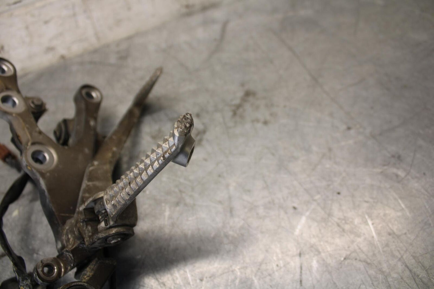 2007 Yamaha YZF R6 RIGHT REARSET REAR SET DRIVER FOOT PEG REST STOP BB522