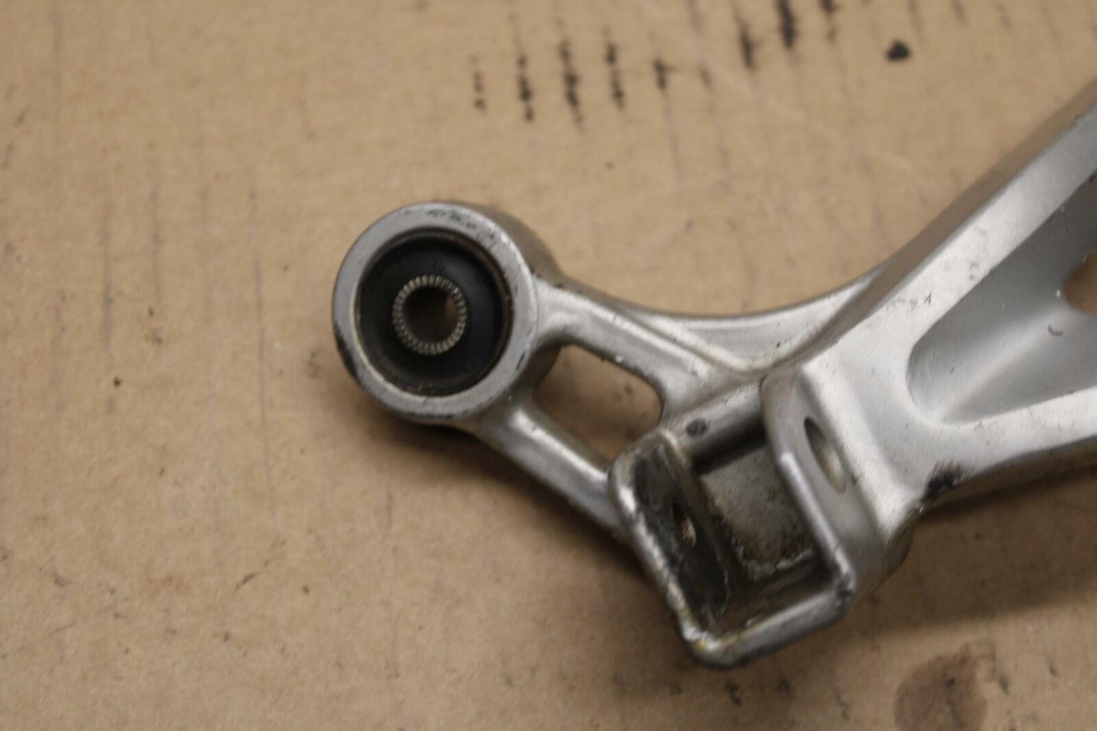 01 SUZUKI GSXR1000 RIGHT REAR BACK PASSENGER HANGER BB155b