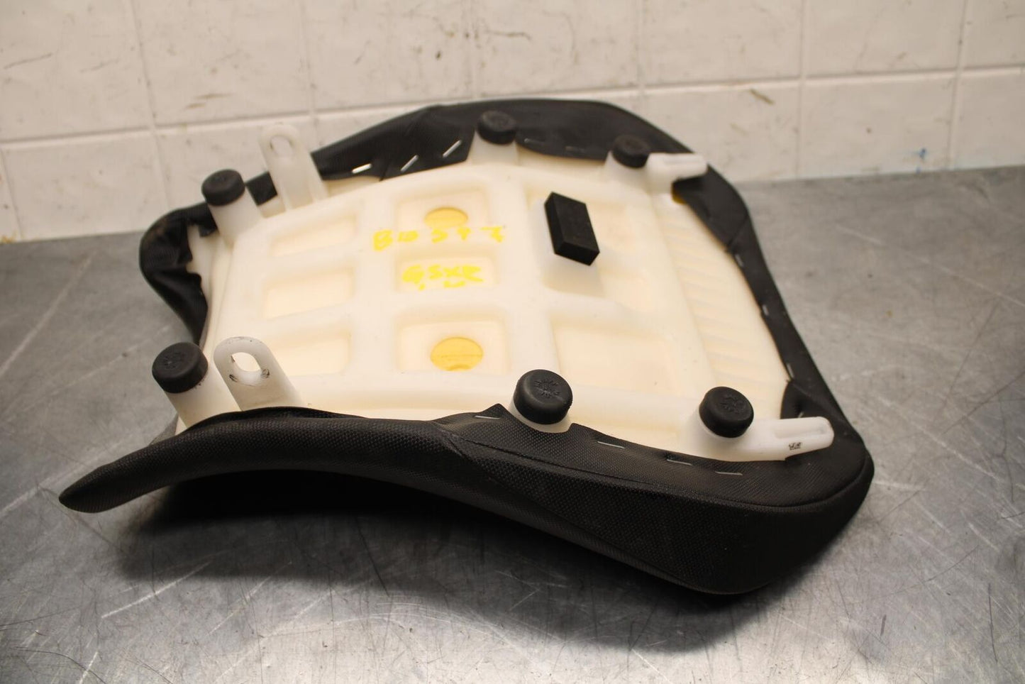 20 SUZUKI GSXR 1000 FRONT DRIVERS SEAT PAD SADDLE PILLION BB597