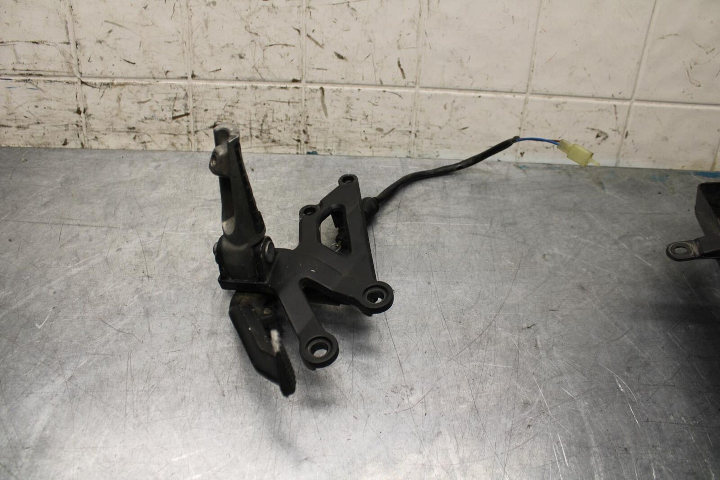 2000 Kawasaki Ninja ZX12R ZX1200A RIGHT REARSETDRIVER FOOT PEG REST BB565