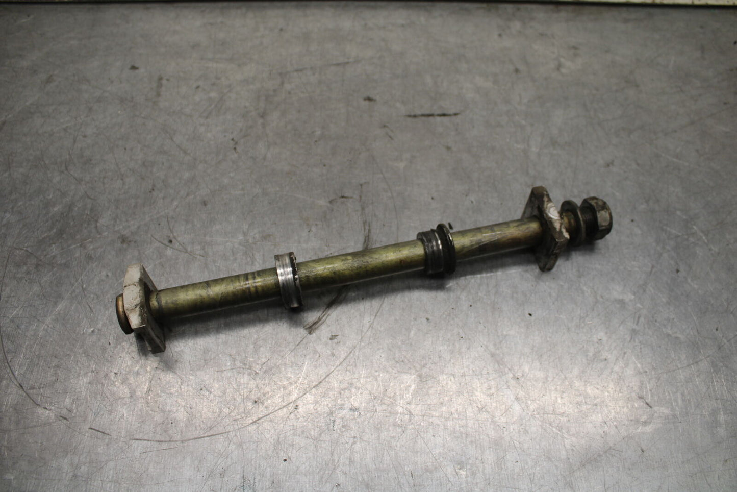 03-04 TRIUMPH DAYTONA 600 REAR AXLE BACK WHEEL RIM PIVOT BOLT AXEL BB745