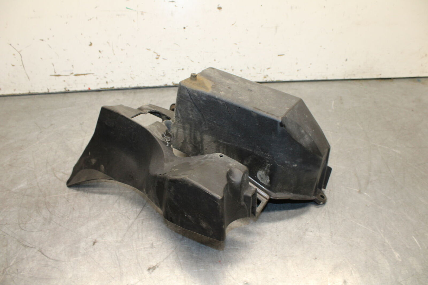 12-17 KAWASAKI ER-6N Z650 REAR BACK TAIL UNDERTAIL BATTERY TRAY PLASTIC BB709