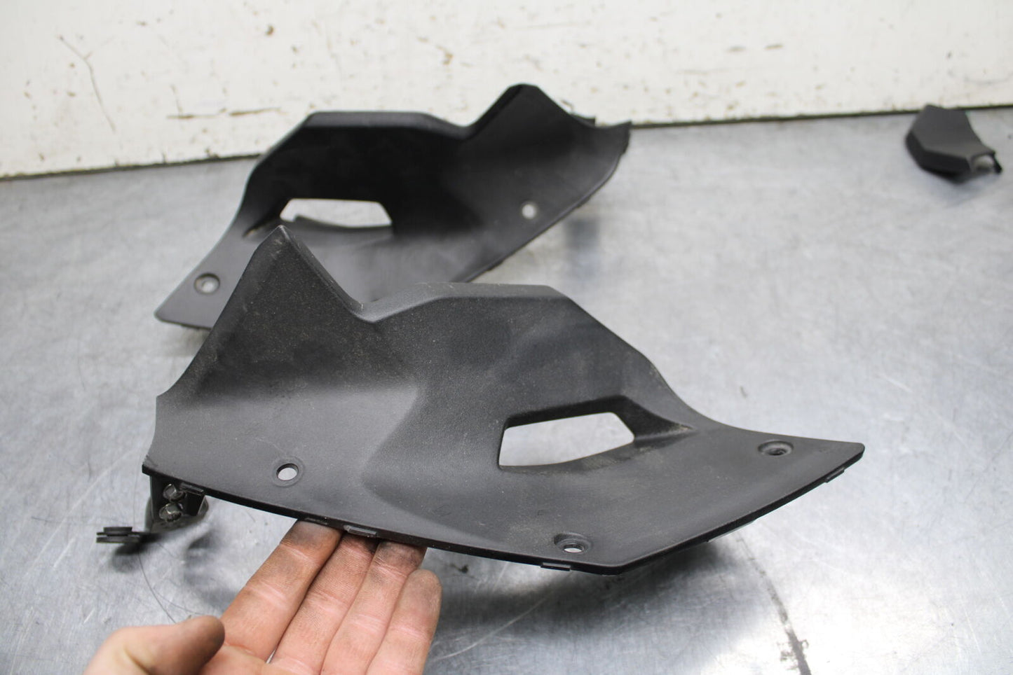 19-22 KAWASAKI Z400 RIGHT LEFT INNER FAIRINGS COWLS PANELS TRIMS BB738