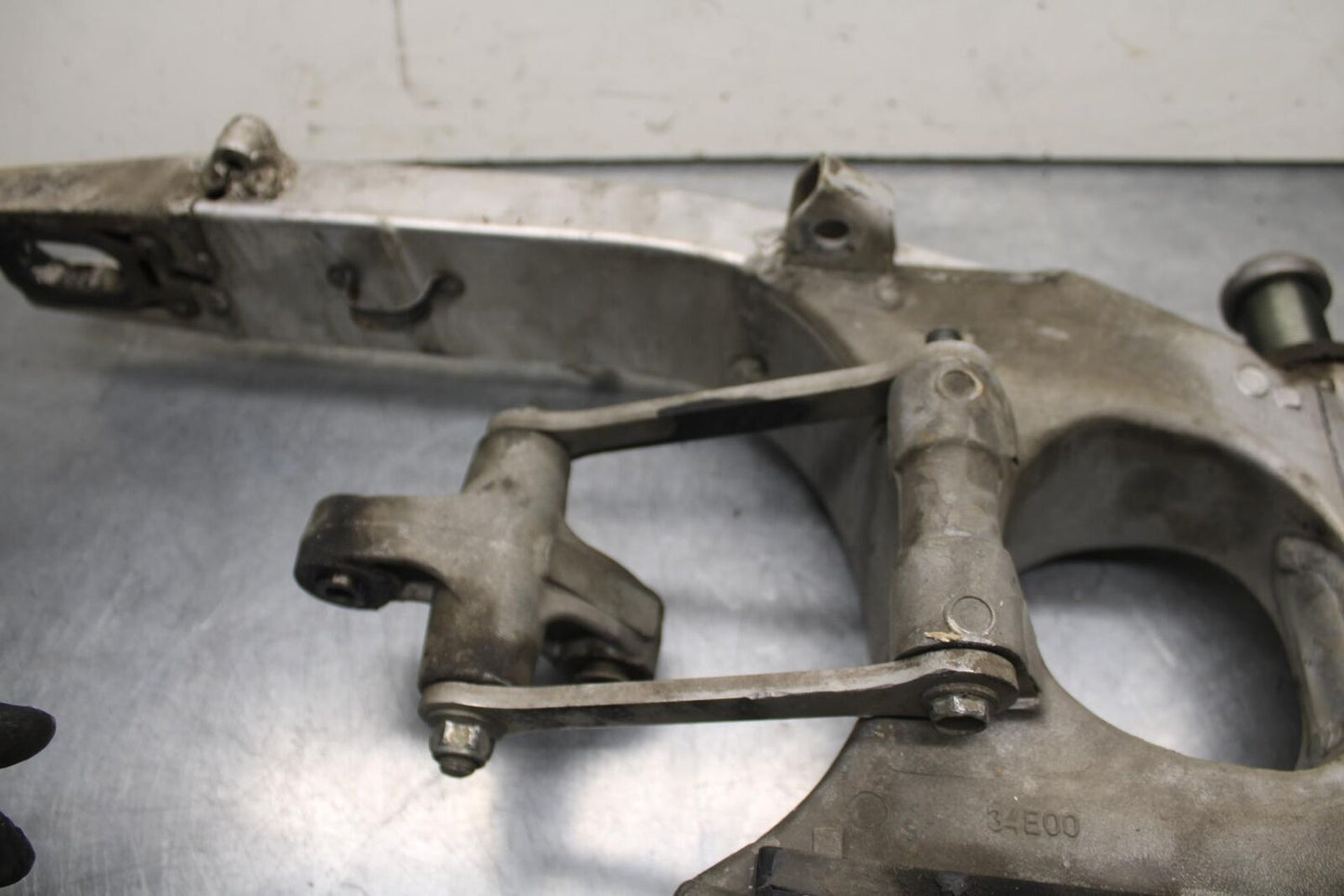 1999 Suzuki GSXR600 REAR SWINGARM BACK SUSPENSION SWING ARM 61000-34E00 BB608