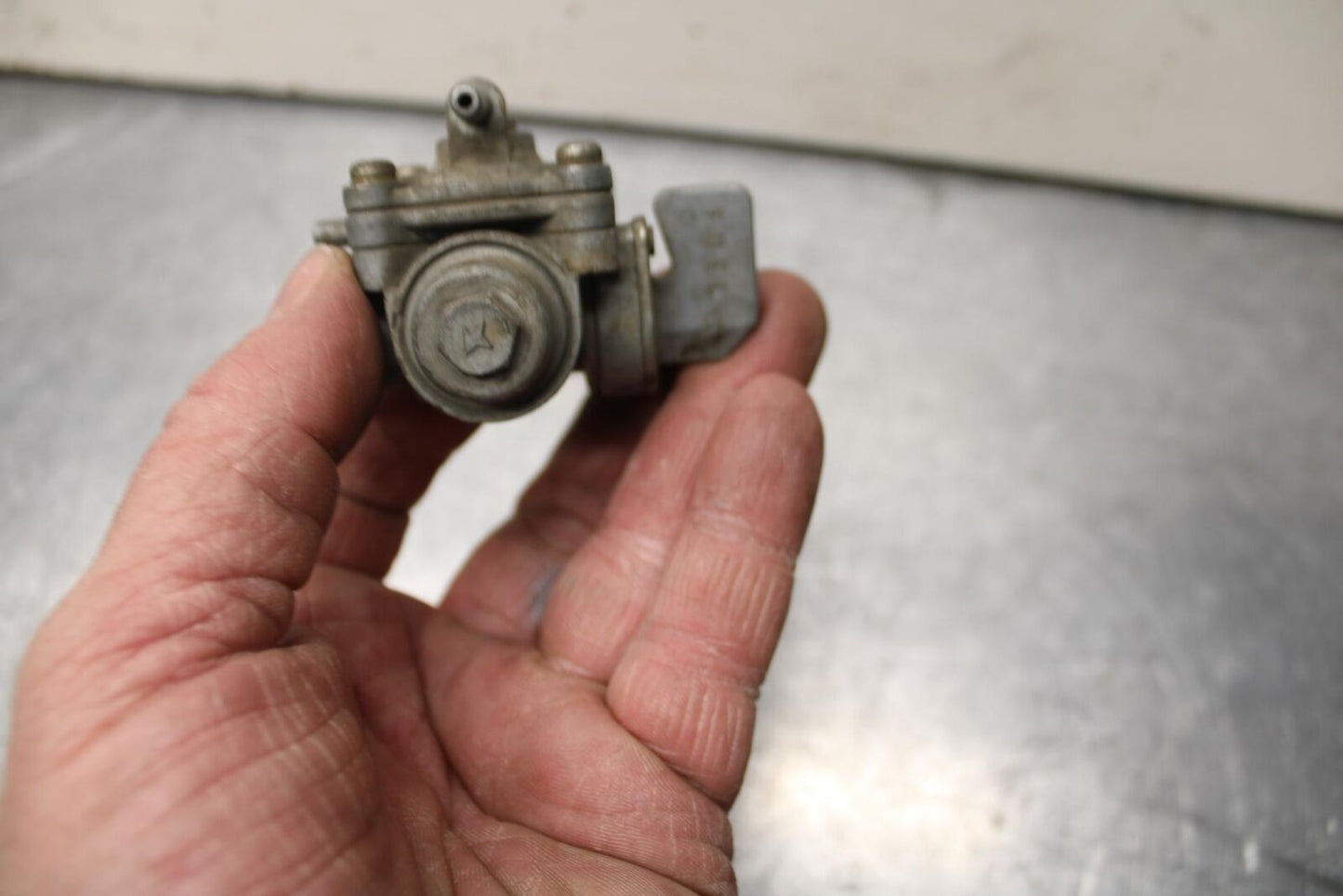 1985 Honda Shadow 500 VT500C GAS TANK FUEL PETCOCK 16950-MF5-010 BB615