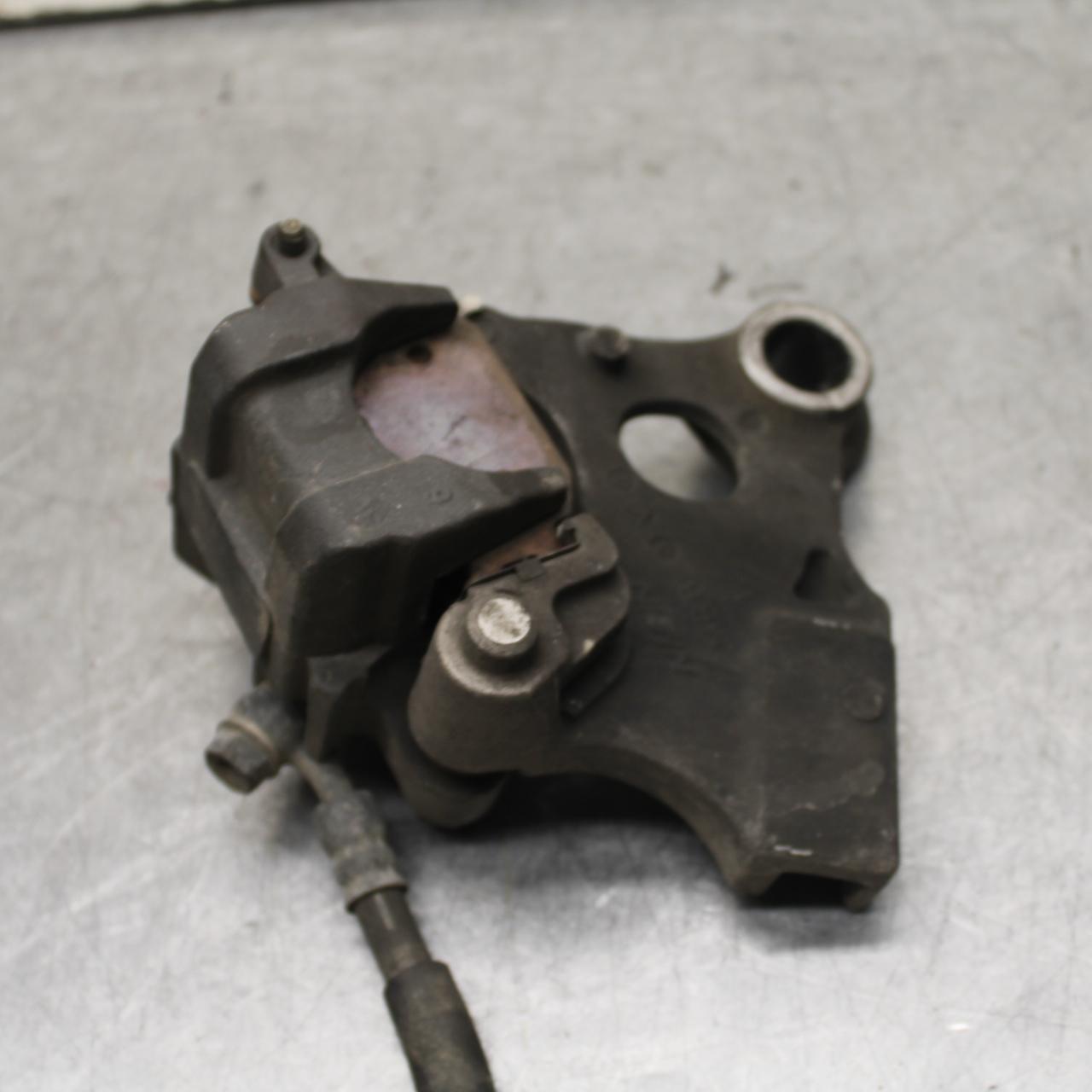 01-06 HONDA CBR600F4I REAR BRAKE CALIPER W MOUNT BRACKET 43150-MBW-006 BB644