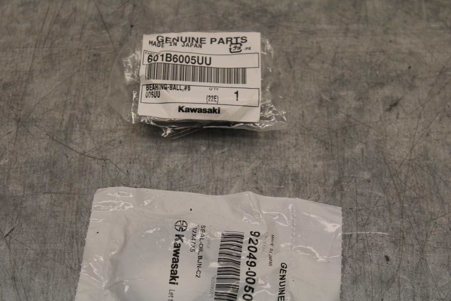 17 KAWASAKI Z900 ZR900 WHEEL BEARING AND OIL SEAL BB549
