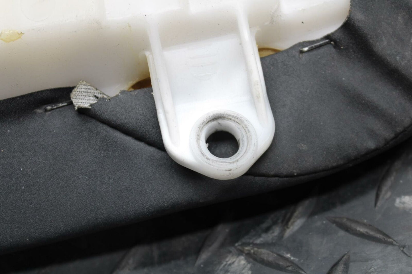 05 YAMAHA YZF R6S FRONT DRIVERS SEAT PAD SADDLE PILLION BB234