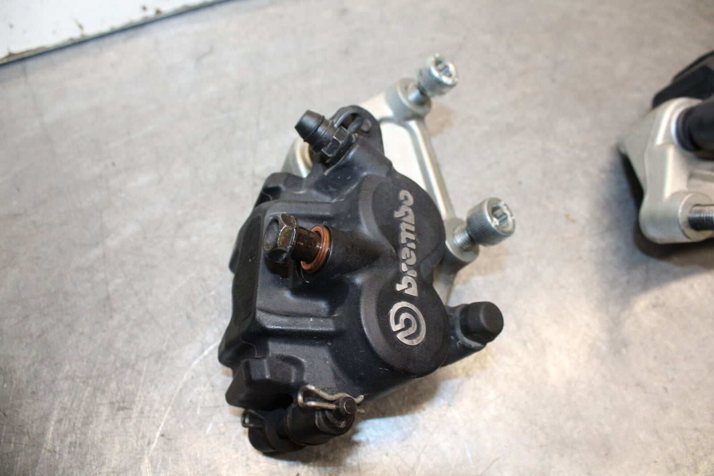 06-07 DUCATI MONSTER 695 RIGHT LEFT FRONT BRAKE CALIPER SET PAIR CALIPERS BB674
