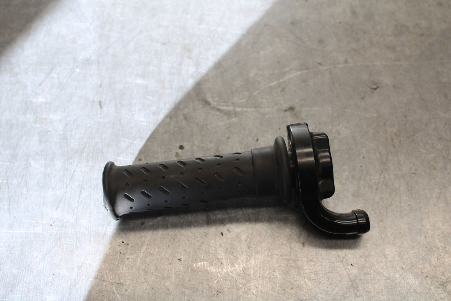 07-08 TRIUMPH DAYTONA 675 THROTTLE CABLE LINE HOUSING GUIDE BB685