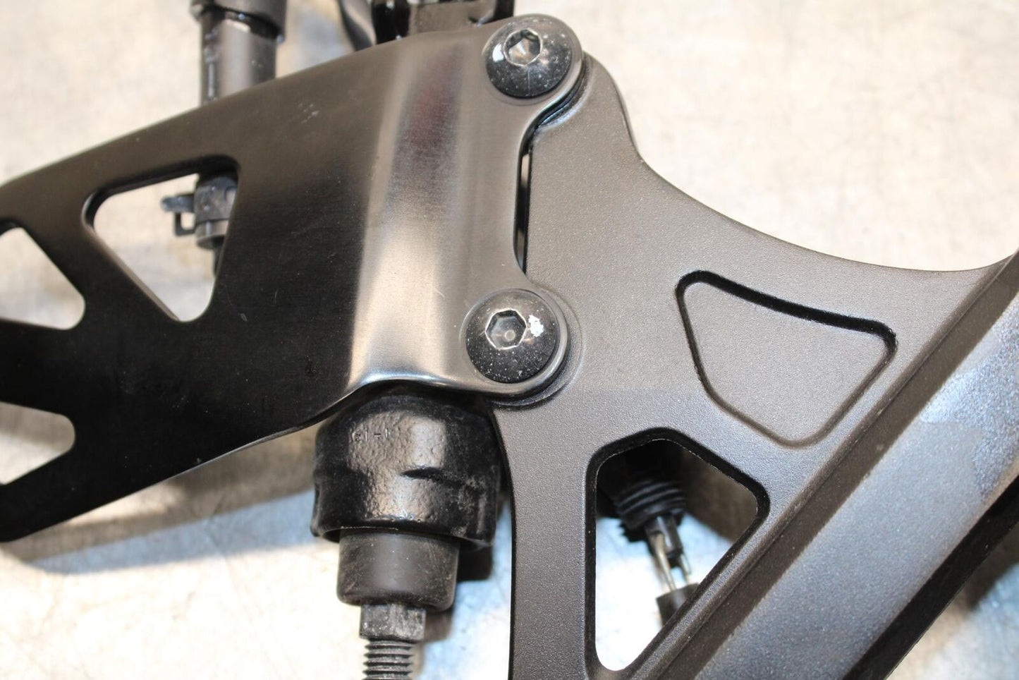 20 SUZUKI GSXR 1000 RIGHT REARSET REAR SET DRIVER FOOT PEG REST STOP BB597