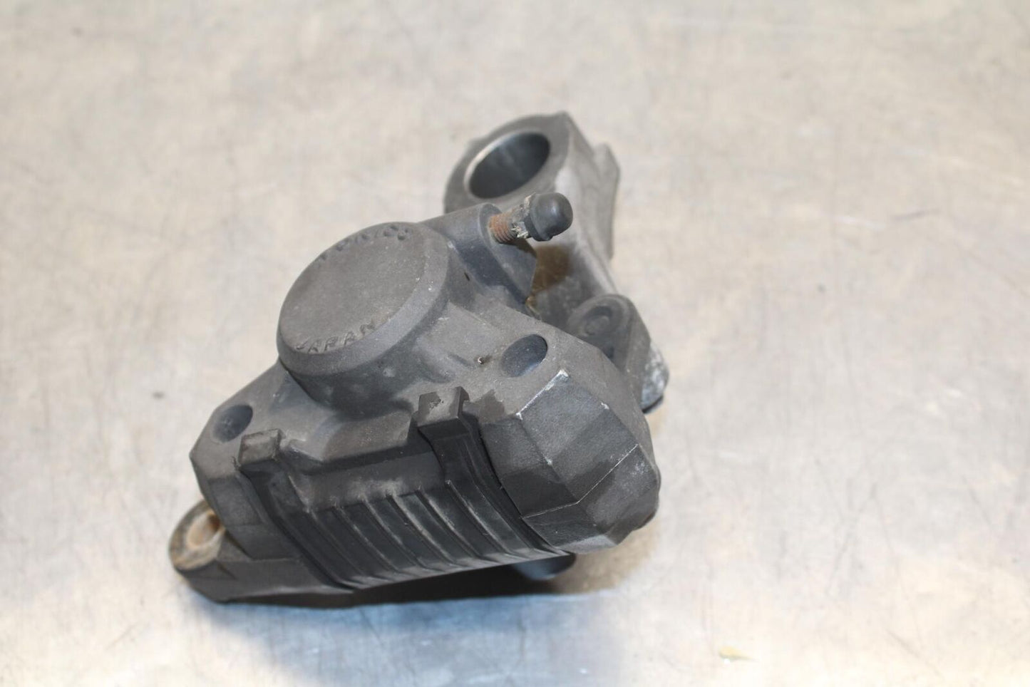 1999 Suzuki GSXR600 REAR BACK BRAKE CALIPER W MOUNT BRACKET BB608