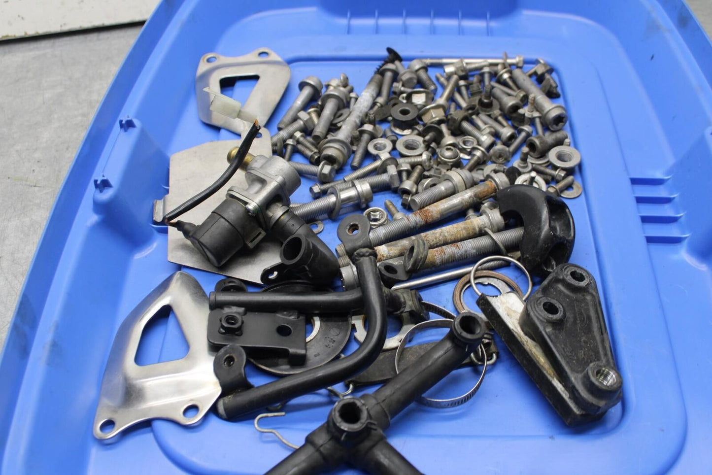 08-11 TRIUMPH SPEED TRIPLE LEFTOVER MOUNTING BOLTS HARDWARE MOTOR SCREWS BB102