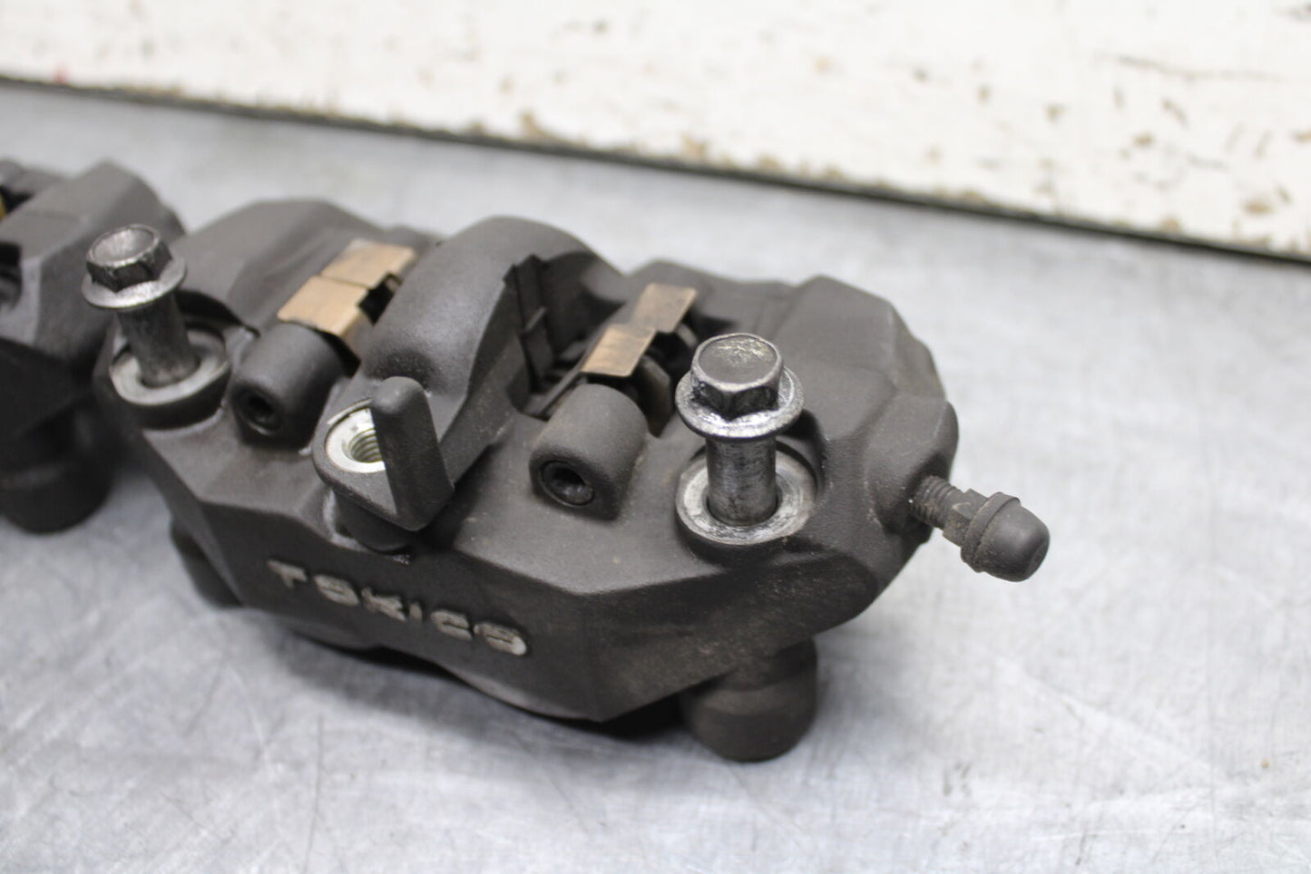 06-07 SUZUKI GSXR 600 RIGHT LEFT FRONT BRAKE CALIPER SET PAIR CALIPERS BB737