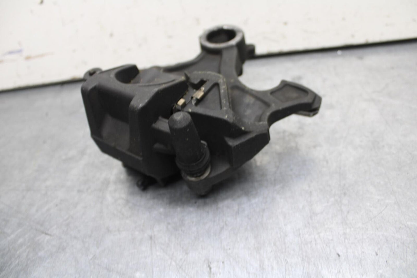 08-10 SUZUKI GSXR 600 750 REAR BACK BRAKE CALIPER W MOUNT BRACKET BB101