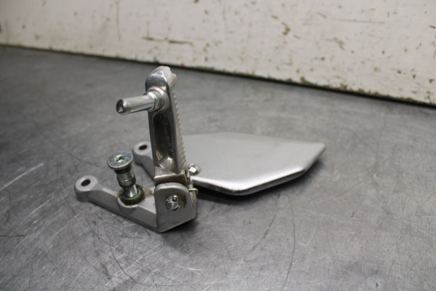 19-24 YAMAHA R3 LEFT REARSET REAR SET DRIVER FOOT PEG REST STOP BB736