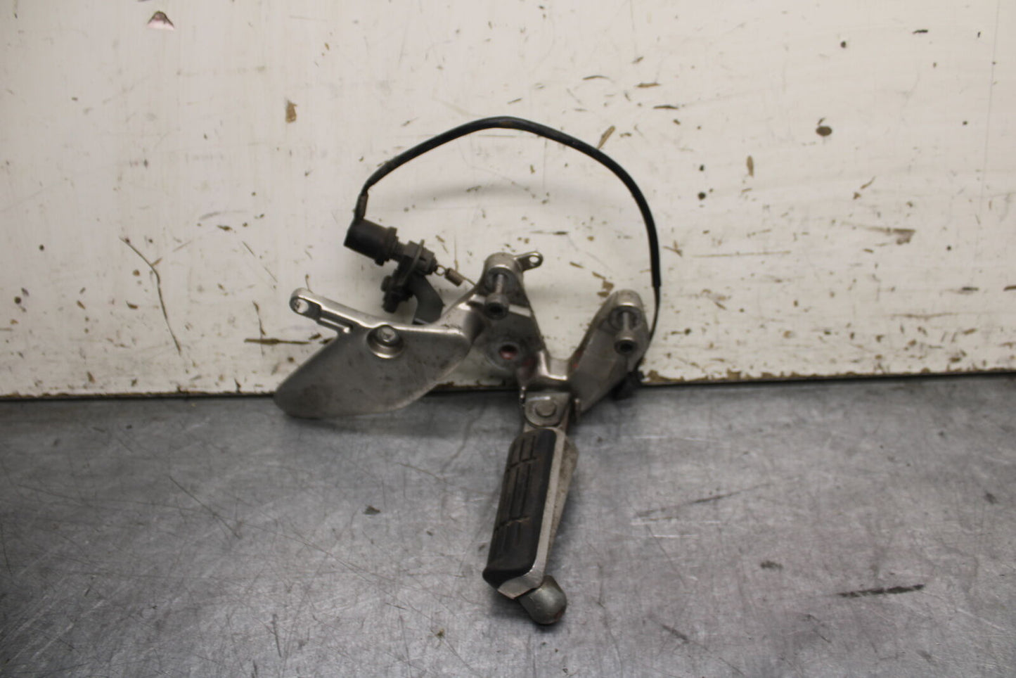 96-07 YAMAHA YZF600R RIGHT REARSET REAR SET DRIVER FOOT PEG REST STOP BB746