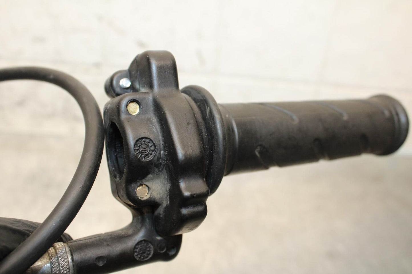 2005 Ducati Monster S2R RIGHT THROTTLE GRIP BB557