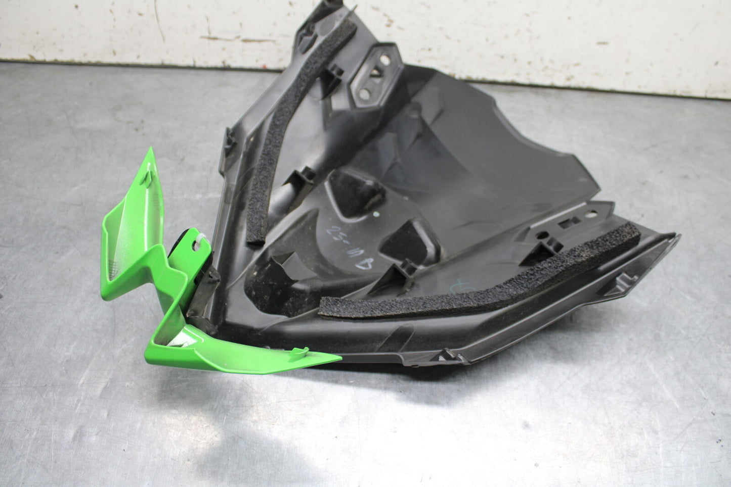 18-24 KAWASAKI NINJA 650 FRONT CENTER COWL FAIRING BB725