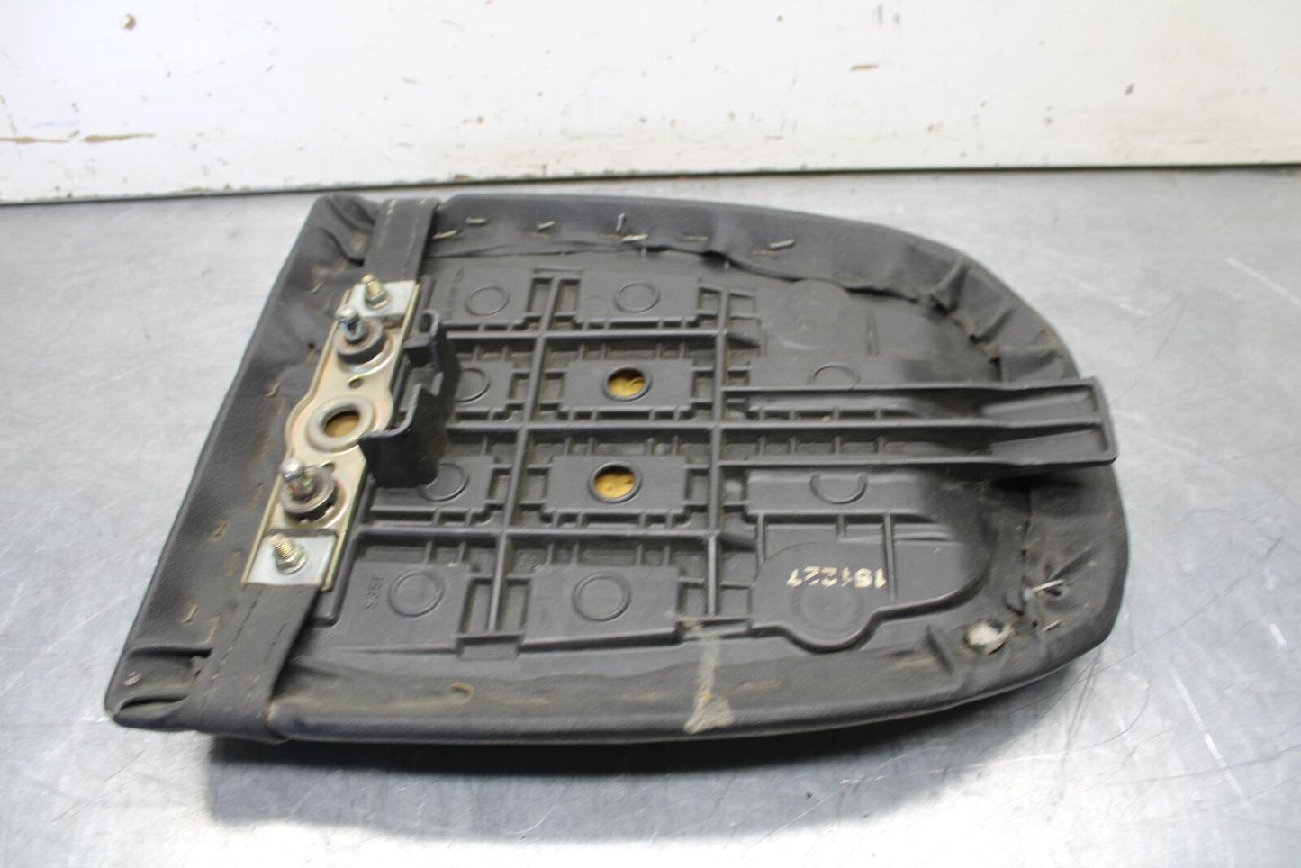 01-03 SUZUKI GSXR600 REAR BACK PASSENGER TANDEM SEAT PAD SADDLE PILLION BB633