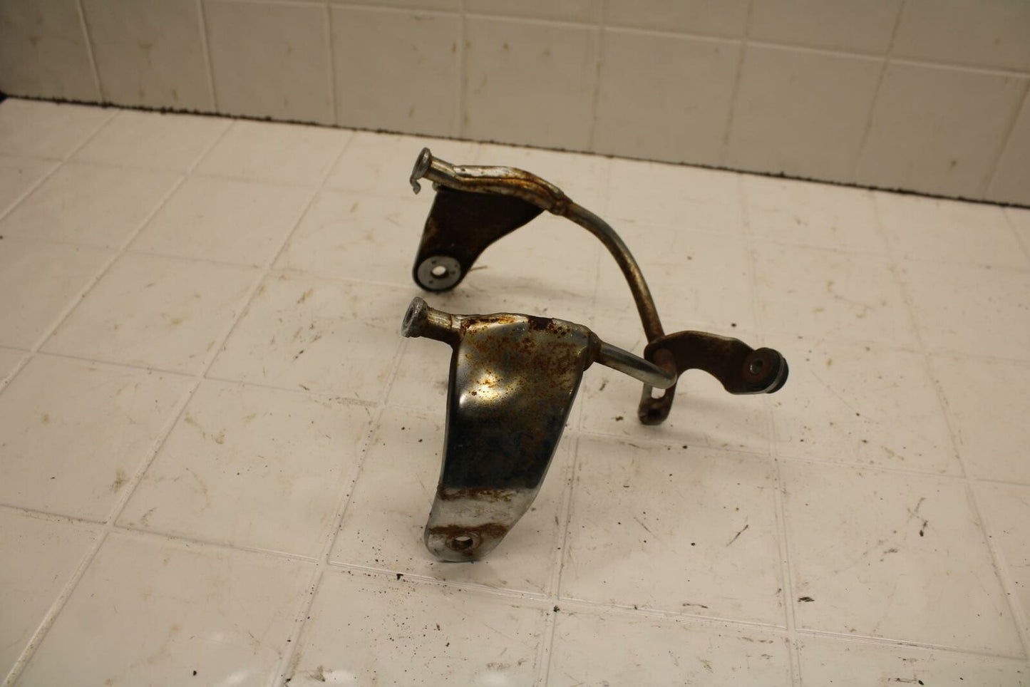 80-83 YAMAHA MAXIM 650 XJ650 UPPER FAIRING MIRROR GAUGES STAY BRACKET BB403