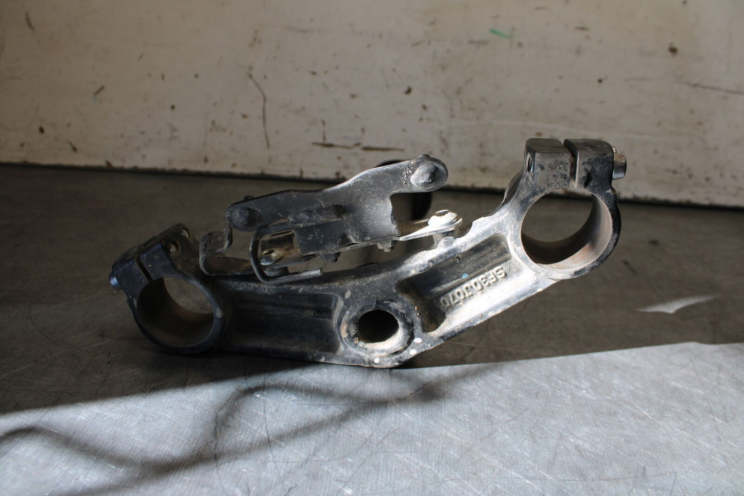 19-22 KAWASAKI Z400 FRONT FORKS CLAMP LOWER TRIPLE TREE STEM BB708