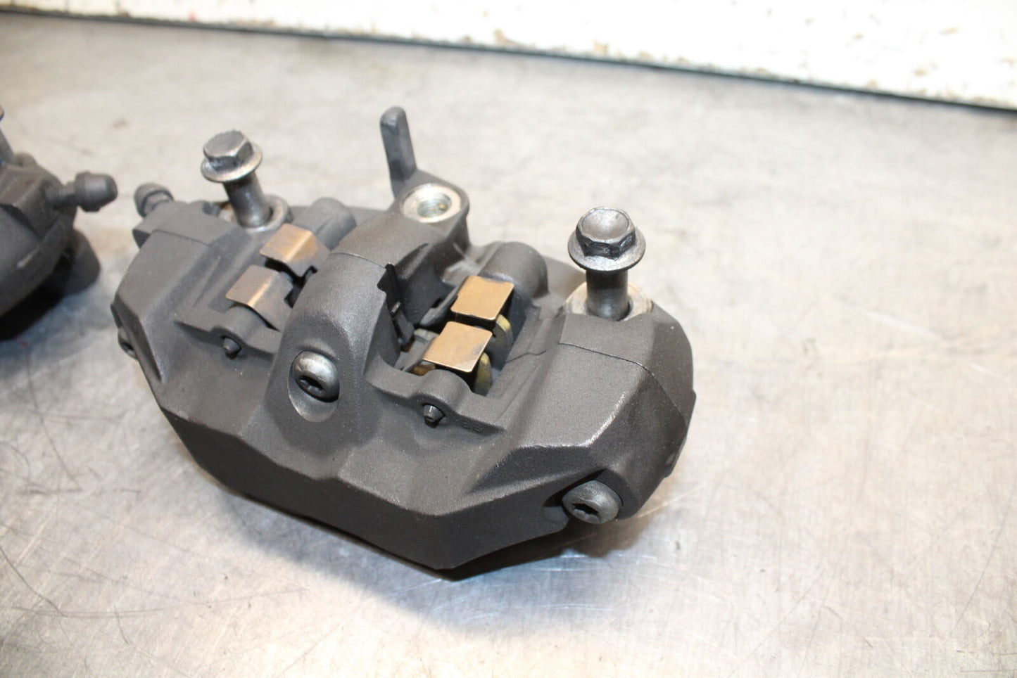 06-07 SUZUKI GSXR 600 RIGHT LEFT FRONT BRAKE CALIPER SET PAIR CALIPERS BB737