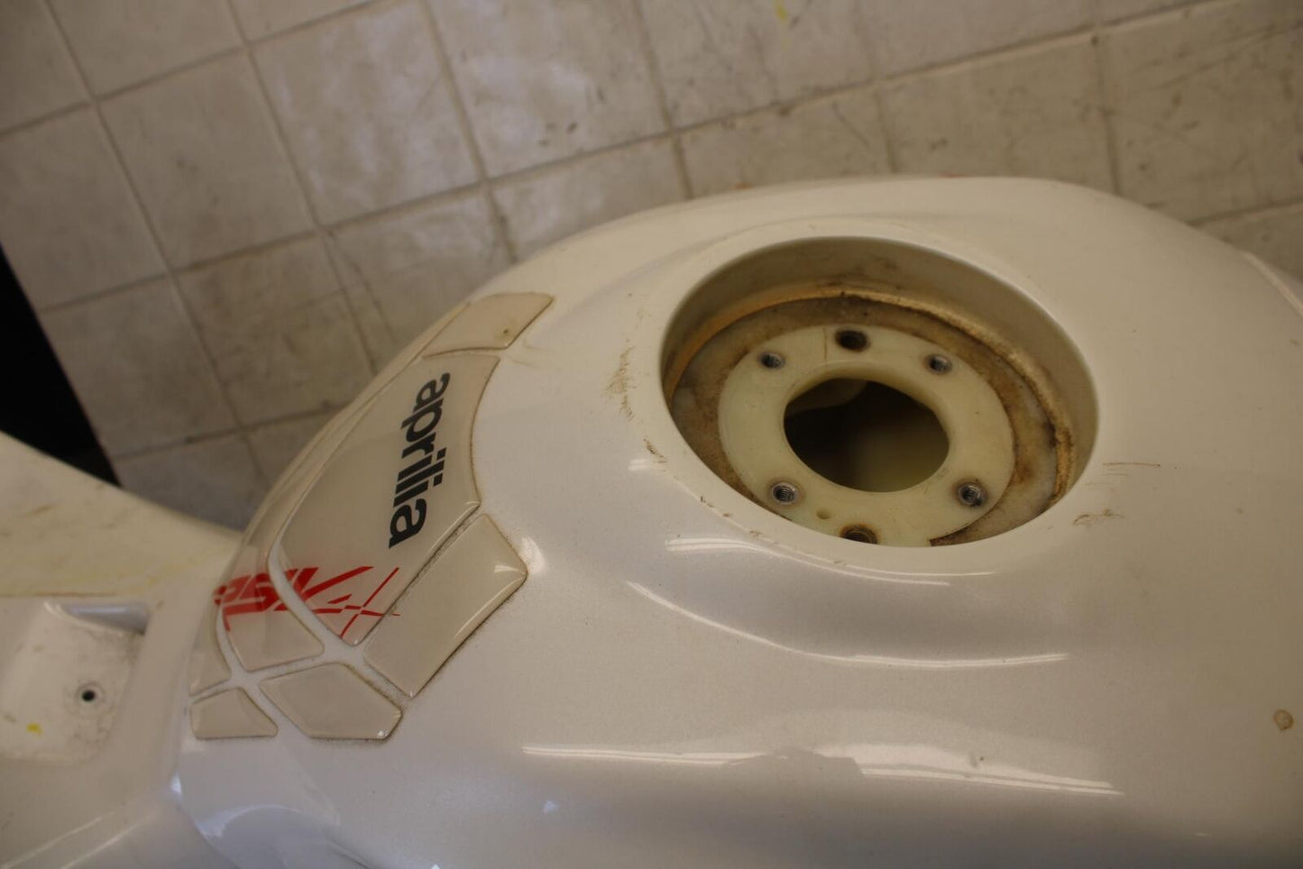 2010 Aprilia RSV1000R WHITE GAS TANK FUEL CELL PETROL RESERVOIR BB513