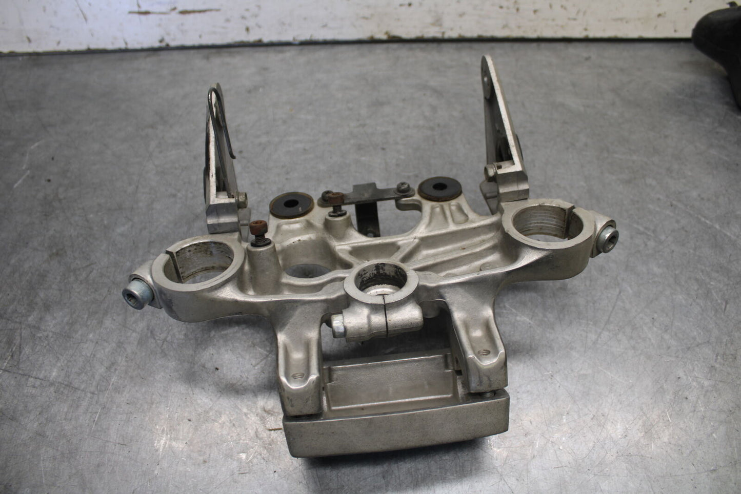 85-86 SUZUKI MADURA 1200 FORKS UPPER TRIPLE TREE CLAMP BB691