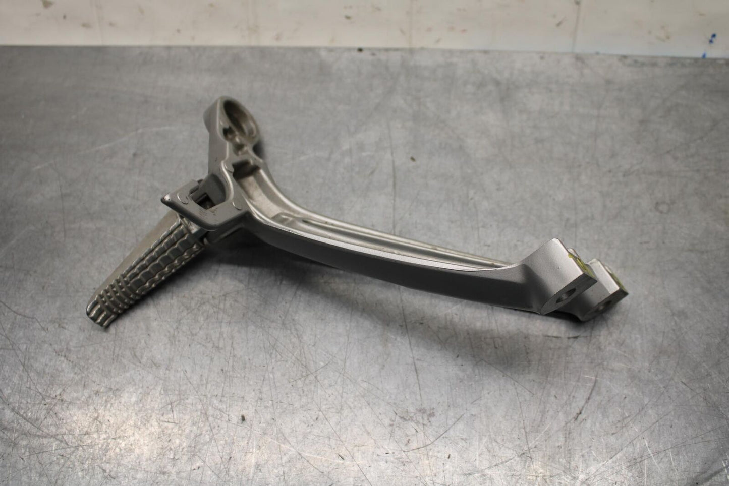2008 Suzuki GSXR 600 750 RIGHT REAR BACK PASSENGER PEG 43600-21H00 BB584