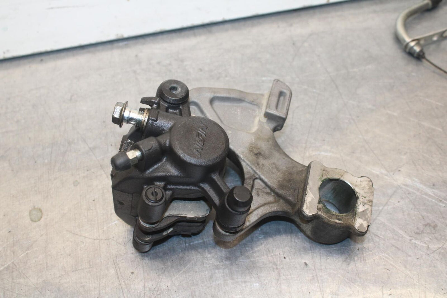 2011 Suzuki GSXR600 REAR BRAKE CALIPER W MOUNT BRACKET 69100-47H10-999 BB605