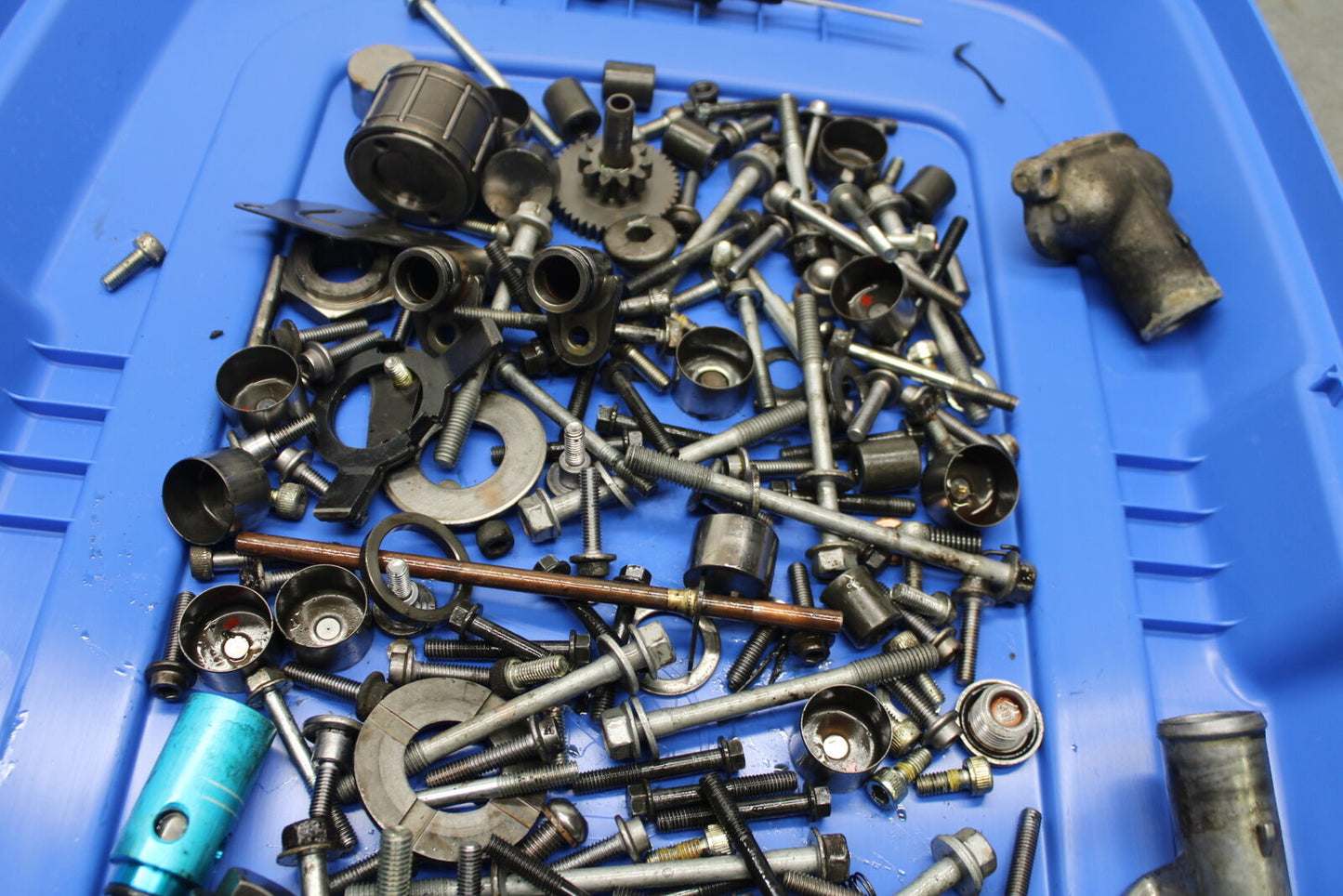 06 YAMAHA YZF R6 MOUNTING BOLTS HARDWARE MOTOR SCREWS BB716
