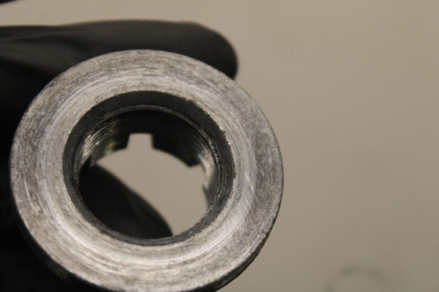 04-05 SUZUKI GSXR750 REAR AXLE BACK WHEEL RIM PIVOT BOLT AXEL 64711-33E10 BB81